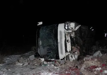 Yolcu otobüsü devrildi: 31 yaralı