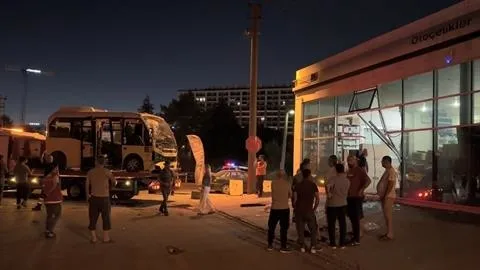 bayrama-arefesinde-katliam-gibi-kaza-yolcu-minibusu-ile-otomobil-carpisti-cok-sayida-yarali-var-1718491295893.jpeg Bayrama arefesinde katliam gibi kaza! Yolcu minibüsü ile otomobil çarpıştı: Çok sayıda yaralı var - 2