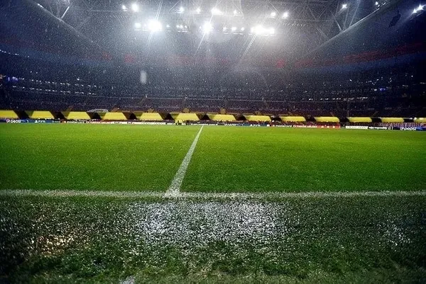 Galatasaray - Manchester United maçı ertelenecek mi? UEFA’dan karar verildi...