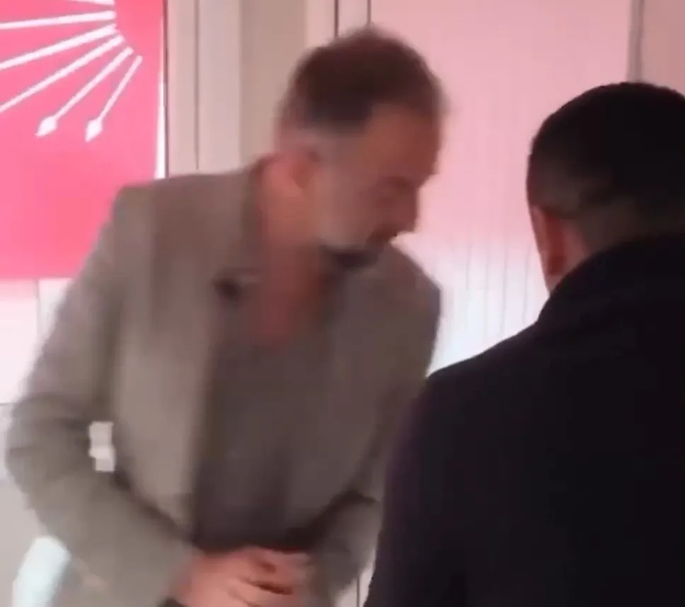 kapiyi-kirdi-pankartlari-indirdi-chp-duzce-il-baskanligindan-gerilim-1785085835238.jpeg Kapıyı kırdı pankartları indirdi! CHP Düzce İl Başkanlığı'nda gerilim - 2