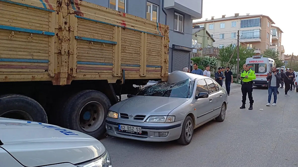 Otomobil park halindeki kamyonun altına girdi