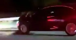 Oğlu için kaput üstünde kilometrelerce yol gitti!