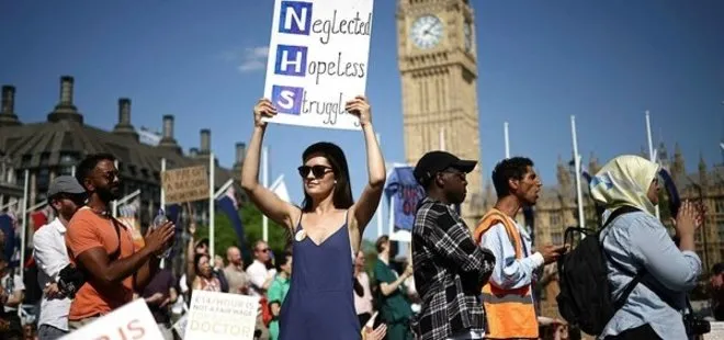 İngiltere’de doktorlar sokağa indi! Maaş ve çalışma şartlarına büyük protesto: Alkışlar faturaları ödemeye yetmiyor