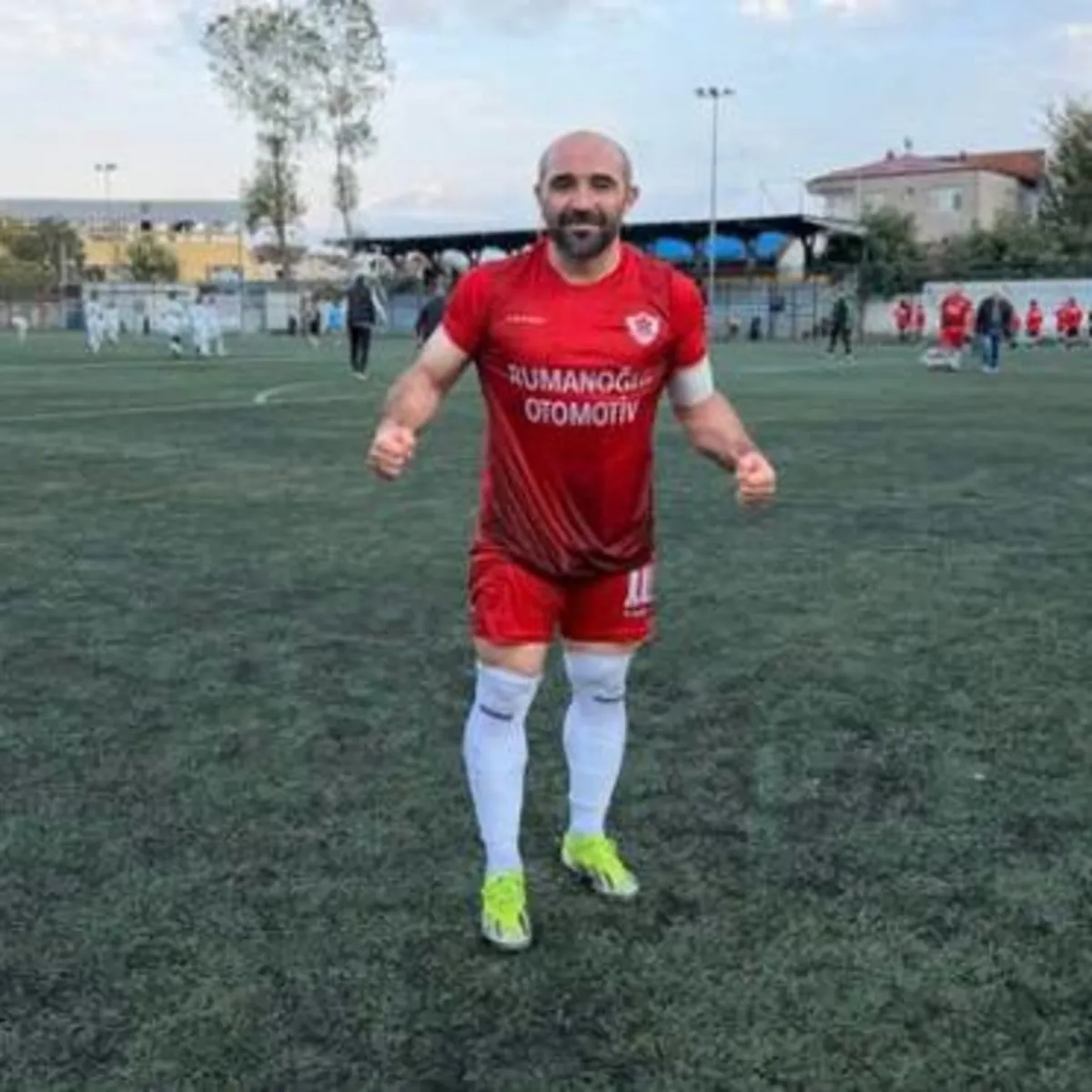 Amatör futbolcunun 11 taklalı sevinci ilgi gördü