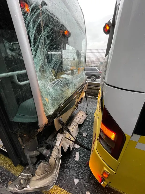 hamidere-duraginda-iki-metrobus-carpisti-1638191844358.jpg Hamidere durağında iki metrobüs çarpıştı - 1