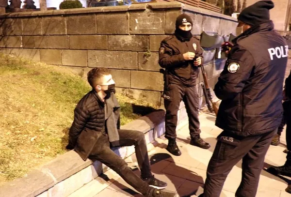 Uzun namlulu silahla mezarlıkta yakalandılar - 3