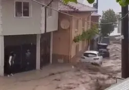 Bursa'yı sağanak vurdu: Evleri su bastı, çatı çöktü