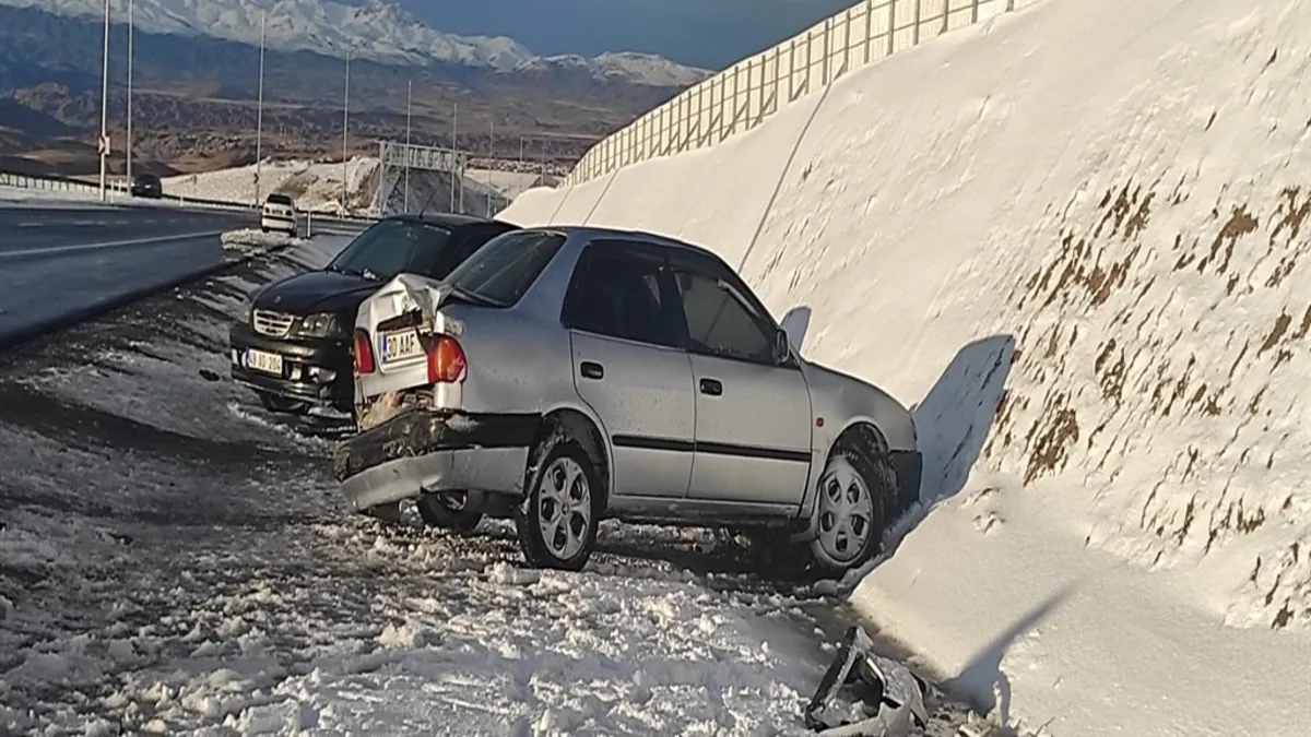 Van’da buzlanmış yol faciaya yol açtı: 5 yaralı
