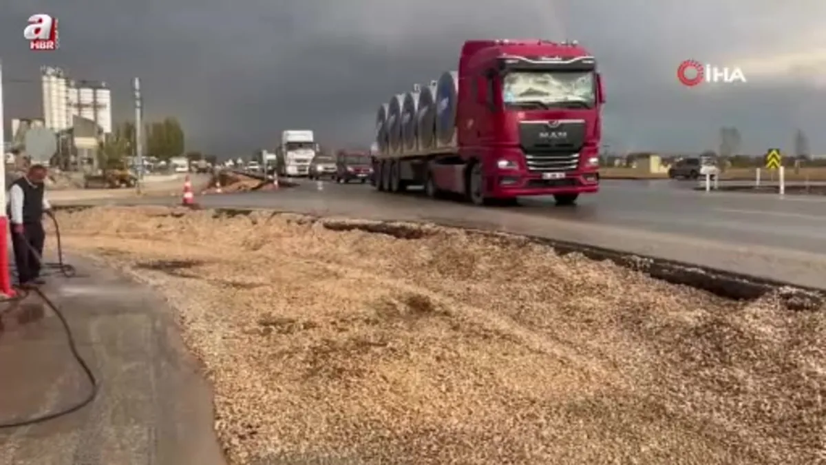 Sokağa dönmek isteyen otomobile arazi aracı çarptı o anlar kamerada