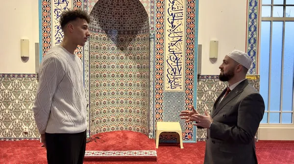 Hollanda’da Türk imam gece gündüz demeden İslam’ı anlatıyor! 150 kişinin hidayetine vesile oldu