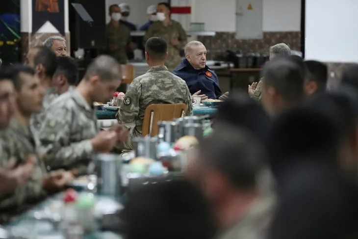 Başkan Erdoğan, Yüksekova'da Mehmetçik ile iftar yaptı