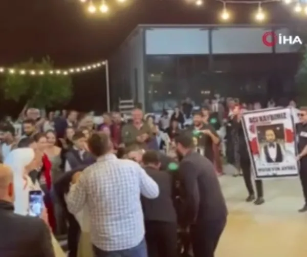 dugun-gununde-damadin-arkadaslarindan-cenaze-konseptli-surpriz-aci-kaybimiz-pankartiyla-giris-yaptilar-1667039107405.jpg Düğün gününde damadın arkadaşlarından cenaze konseptli sürpriz! “Acı kaybımız” pankartıyla giriş yaptılar - 3