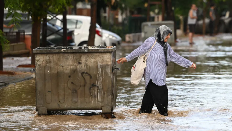 Edirne’de sağanak yağış yolları göle çevirdi! Ağaçlar devrildi