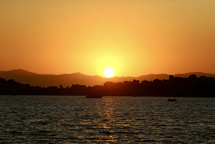 afrika-uzerinden-geliyor-o-gune-dikkat-sicakliklar-40-dereceyi-asacak-1751518619453.jpeg Meteoroloji'den birçok ile uyarı (AA)