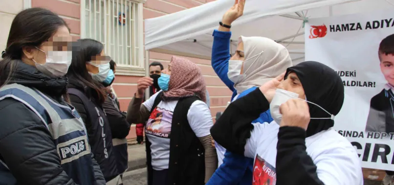 Diyarbakır HDP il binası önünde gerginlik! Evlat nöbetindeki acılı aileler böyle haykırdı: Kahrolsun HDP!