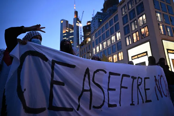 Dünya ’katil İsrail’ diye haykırıyor! Starbucks önü, liman, sokaklar, her yerde Filistin’e destek gösterileri