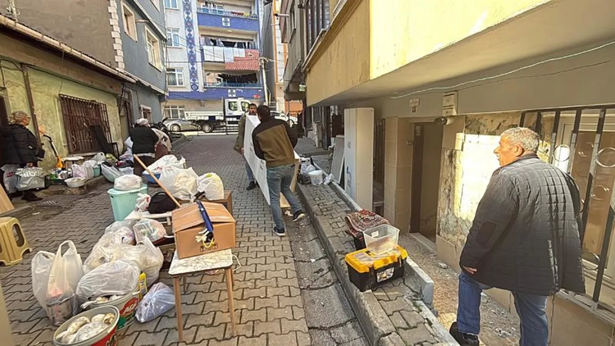 Kağıthane'de çatlaklar oluşan bina tahliye edildi