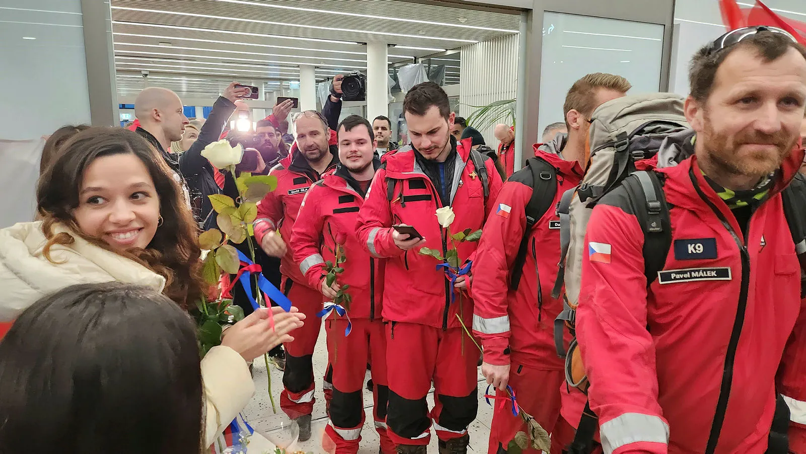 Çek arama kurtarma ekibi ülkesine döndü! Türk bayraklarıyla karşılandılar