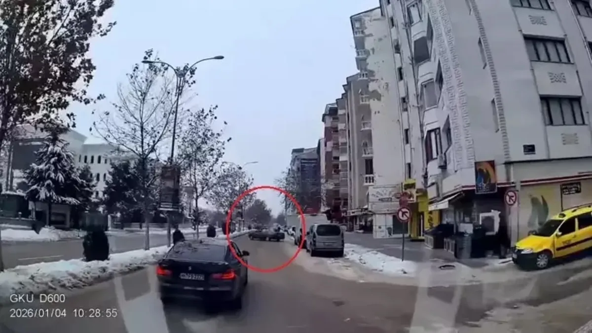 Elazığ'da dar yolda drift atan otomobil kamerada