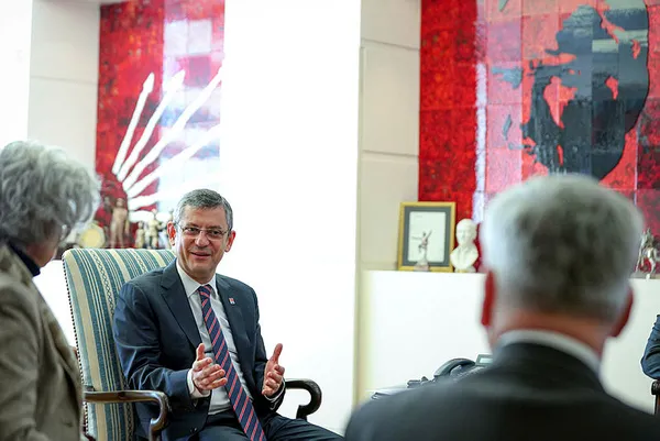 1702469996242.jpg İşte CHP'nin ikiyüzlülüğü! Önce şehit cenazesi sonra Kandil'in siyasi kapısı! Büyük tepkiyle karşılandı... - 1