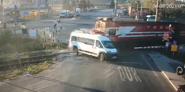 tekirdag-corluda-tren-isci-servisine-carpmisti-minibus-soforunun-ilk-ifadesi-ortaya-cikti-1630925918220.jpg Tekirdağ Çorlu'da tren işçi servisine çarpmıştı! Minibüs şoförünün ilk ifadesi ortaya çıktı - 5