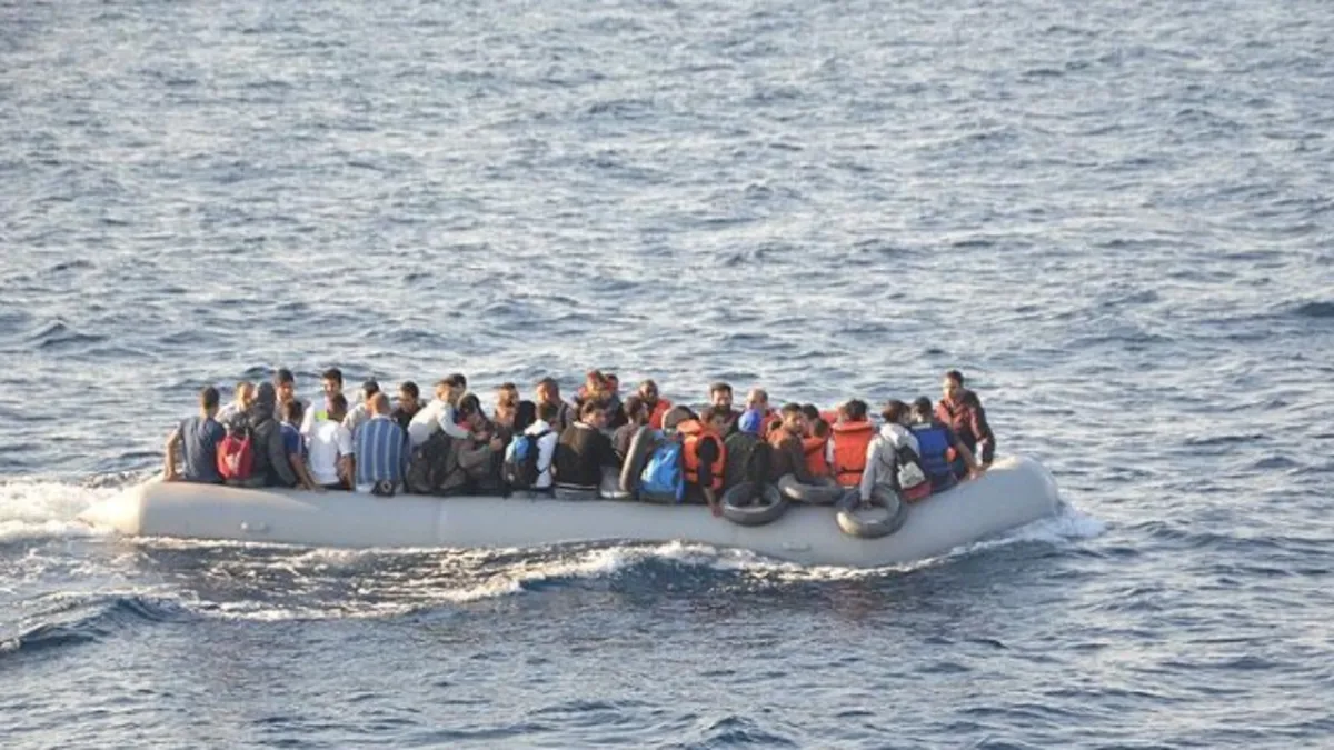 İzmir'de lastik botta bulunan 8'i çocuk 56 göçmen kurtarıldı