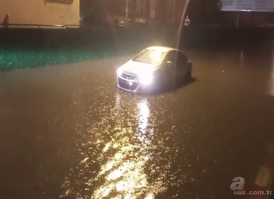 Ege'de sağanak yağış hayatı felç etti: Cadde ve sokaklar göle döndü 1