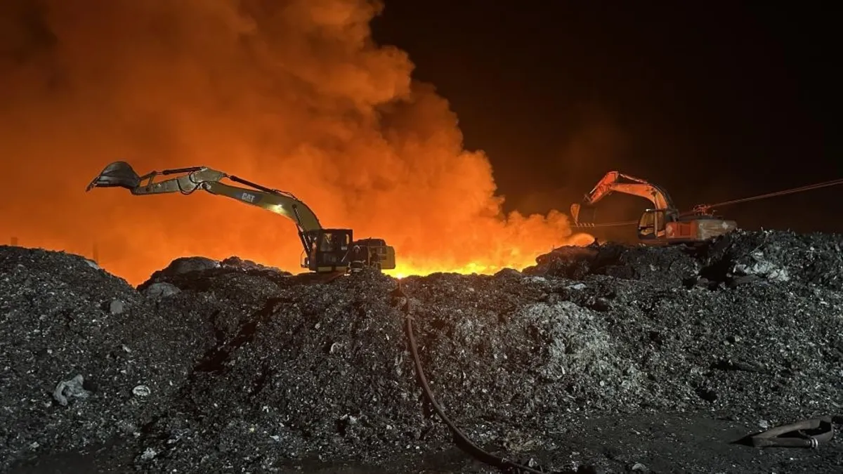 Adana’da geri dönüşüm fabrikasındaki yangın kontrol altına alındı