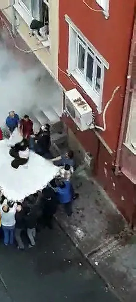 istanbul-esenlerde-can-pazari-canlarini-kurtarmak-icin-carsafa-atladilar-1634055488099.jpg İstanbul Esenler'de can pazarı! Canlarını kurtarmak için çarşafa atladılar - 1