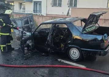 Kocaeli'de panik anlar! Otomobil alev aldı