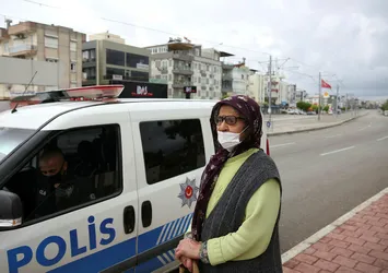 Yakınları tarafından evinden atıldığını iddia eden yaşlı kadın gözyaşı döktü