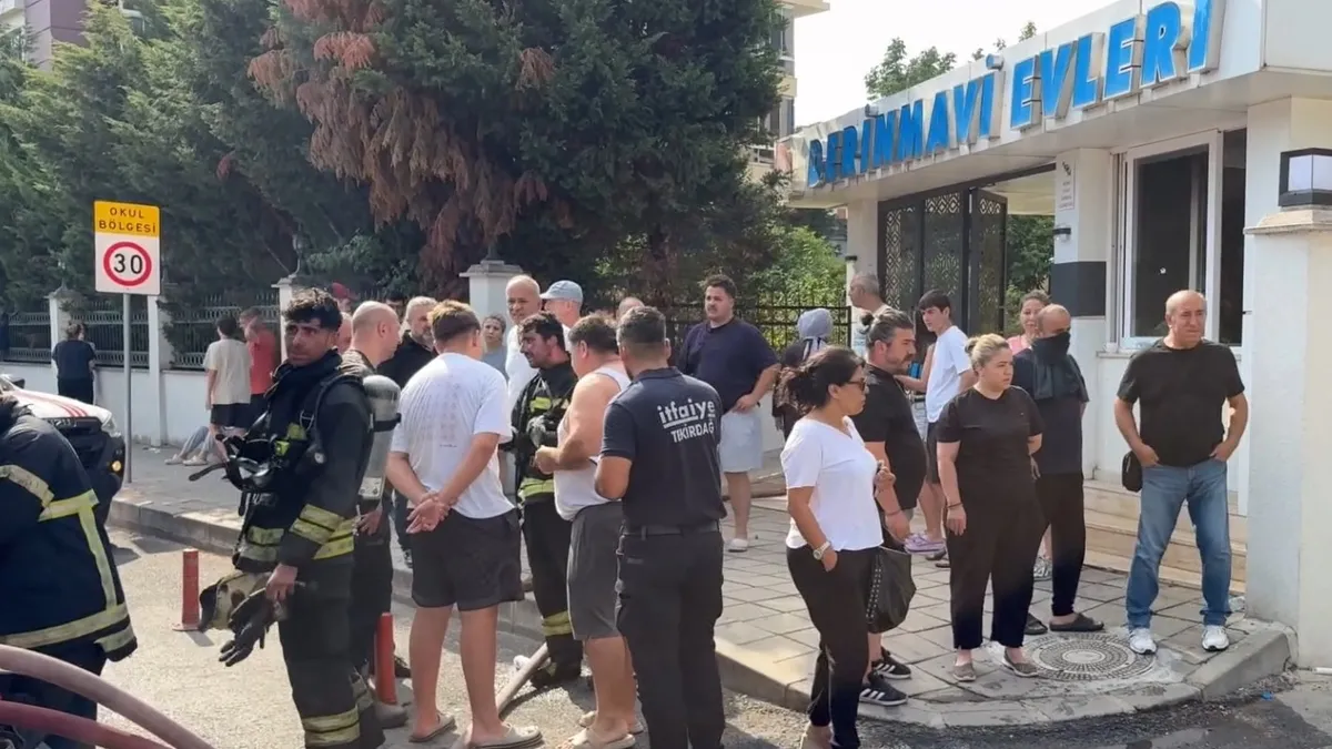 Şarjdaki elektrikli otomobil alev aldı! 3 araç zarar gördü