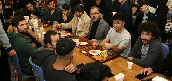 Bakan Kasapoğlu, İzmir’de öğrencilerle sahur yaptı
