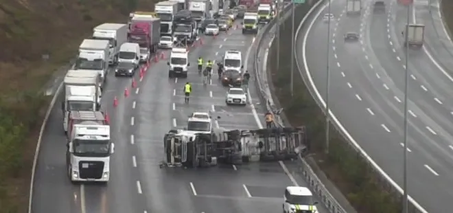Kuzey Marmara Otoyolu'nda TIR devrildi! Trafik durma noktasına geldi