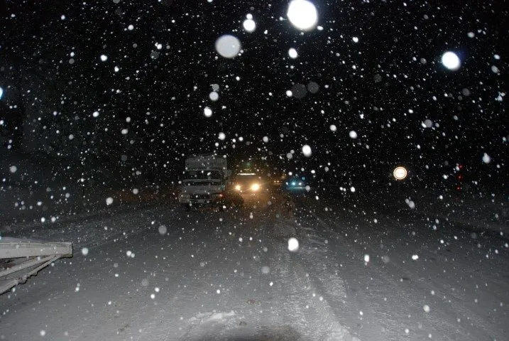 SONDAKİKA! Antalya’da kar yağışı aniden bastırdı! Yollar beyaz örtüyle kaplandı | İşte ilk görüntüler