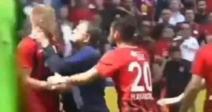 Yılmaz Vural çıldırdı! Oyuncusunun boğazına yapıştı