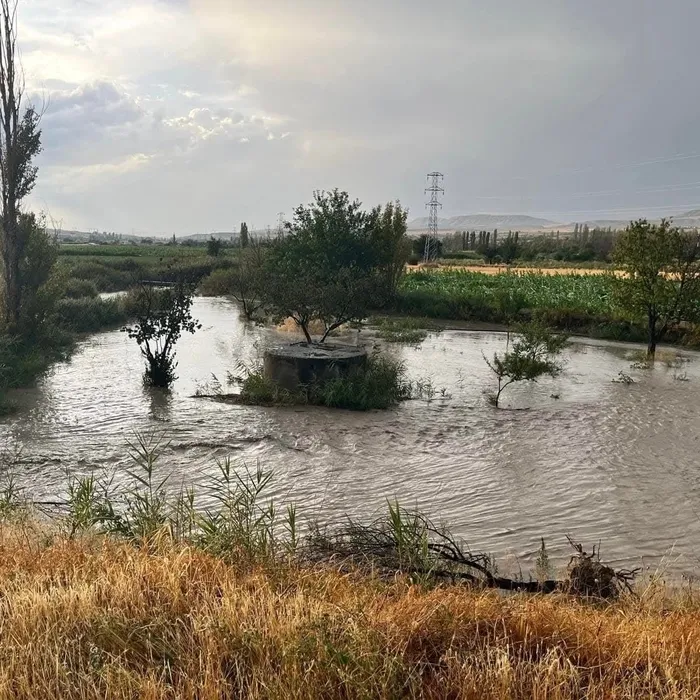 ankarada-sokaklar-gole-dondu-araclar-yolda-kaldi-a-haber-olay-yerinde-1757186546337.jpg FOTOĞRAF: İHA