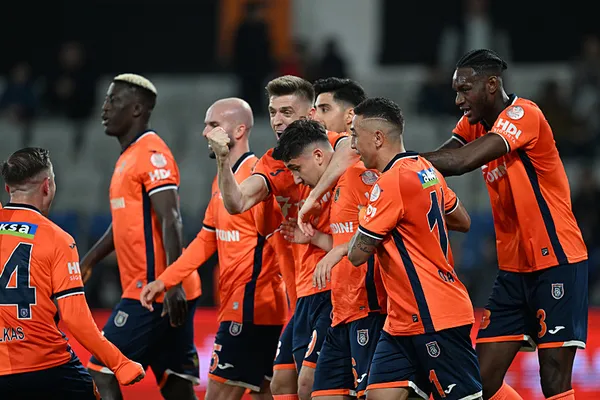 besiktas-son-dakikada-yikildi-kara-kartal-zorlu-deplasmanda-basaksehir-ile-yenisemedi-1712266423639.jpg Beşiktaş son dakikada yıkıldı! Kara Kartal zorlu deplasmanda Başakşehir ile yenişemedi - 5