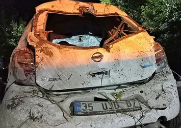 İzmir'de feci kaza! Otomobil motosikletle çarpıştı: 3'ü çocuk 7 yaralı