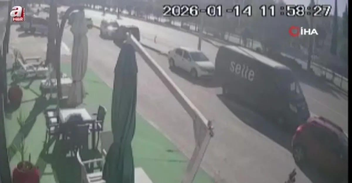 Antalya'da otomobil refüjdeki ağaca çarptı