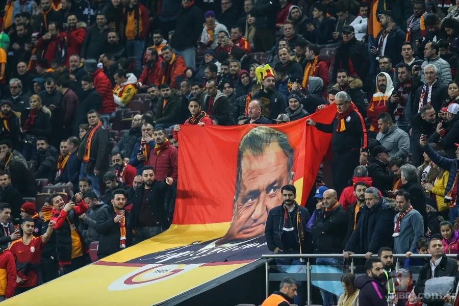 Galatasaray taraftarlarından anlamlı pankartlar 5