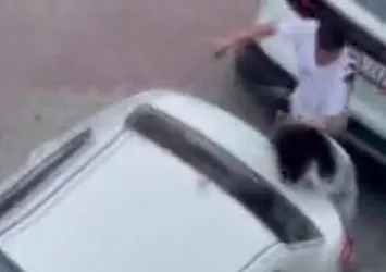 Defalarca kafasını yumrukladı! Gözü dönmüş sevgilinin elinden mahalleli kurtardı: Şikayetçi olmadı