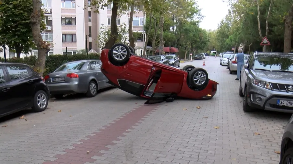 İstanbul'da görenleri hayrete düşüren kaza! Otomobil ara sokakta ters döndü