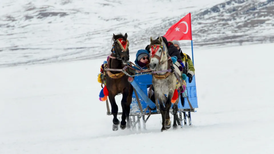 Çıldır Gölü dondu şenlik alanı çıktı