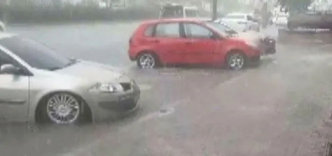 İzmir’de manzara aynı! Yağmur yağdı sokaklar göle döndü