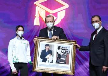 Başkan Erdoğan'a 18 yıl sonra büyük sürpriz! Çok konuşulan fotoğrafın detayları ortaya çıktı! Milli sporcu Selen Gülel A Haber'de