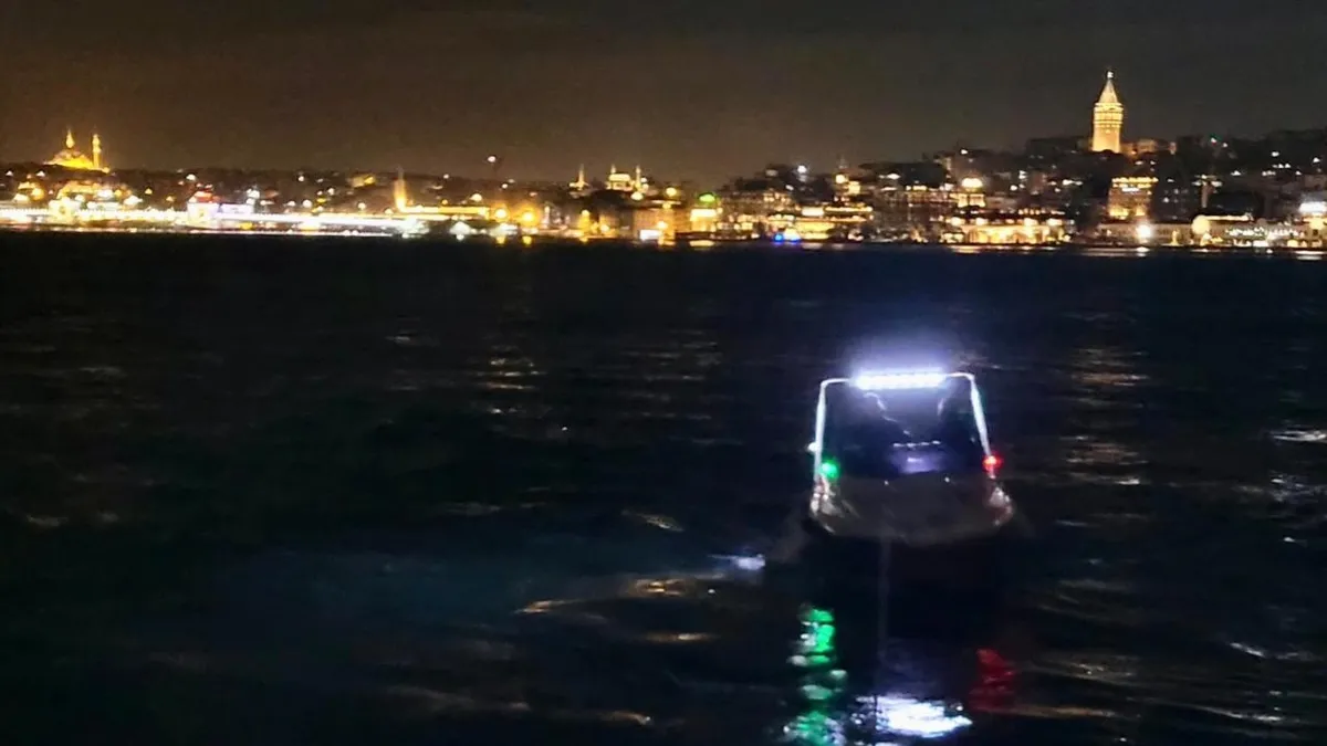 Sarayburnu önlerinde sürüklenen tekne kurtarıldı