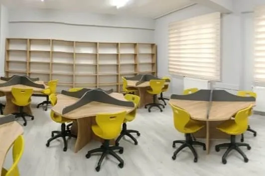 izmirde-fabrika-gibi-lise-ogrencilerin-urettigi-mobilyalari-99-okula-gonderiyorlar-cirosu-1-milyon-tlye-yaklas-1642316892907.jpg İzmir’de fabrika gibi lise! Öğrencilerin ürettiği mobilyaları 99 okula gönderiyorlar: Cirosu 1 milyon TL’ye yaklaştı - 1