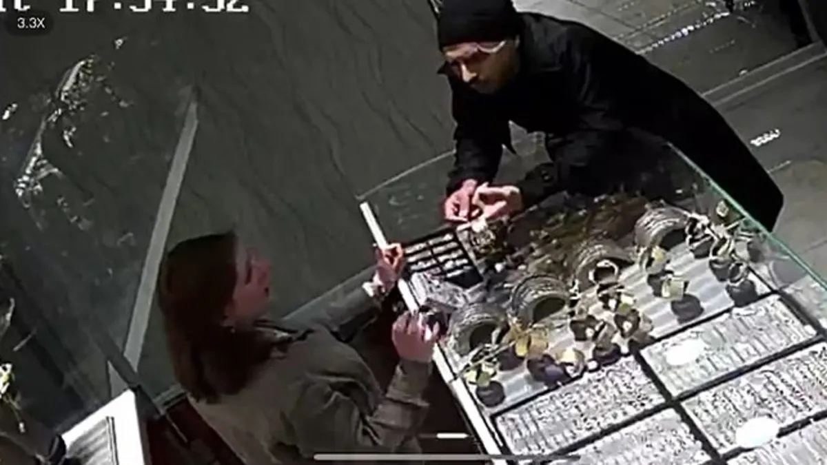 Esenyurt'ta hırsızlık anları kamerada: Bilezikleri çalıp böyle kaçtı