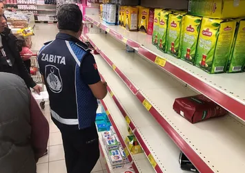 Çay fırsatçısı market sahibinden skandal görüntüler! Rafları boşaltırken böyle yakalandı